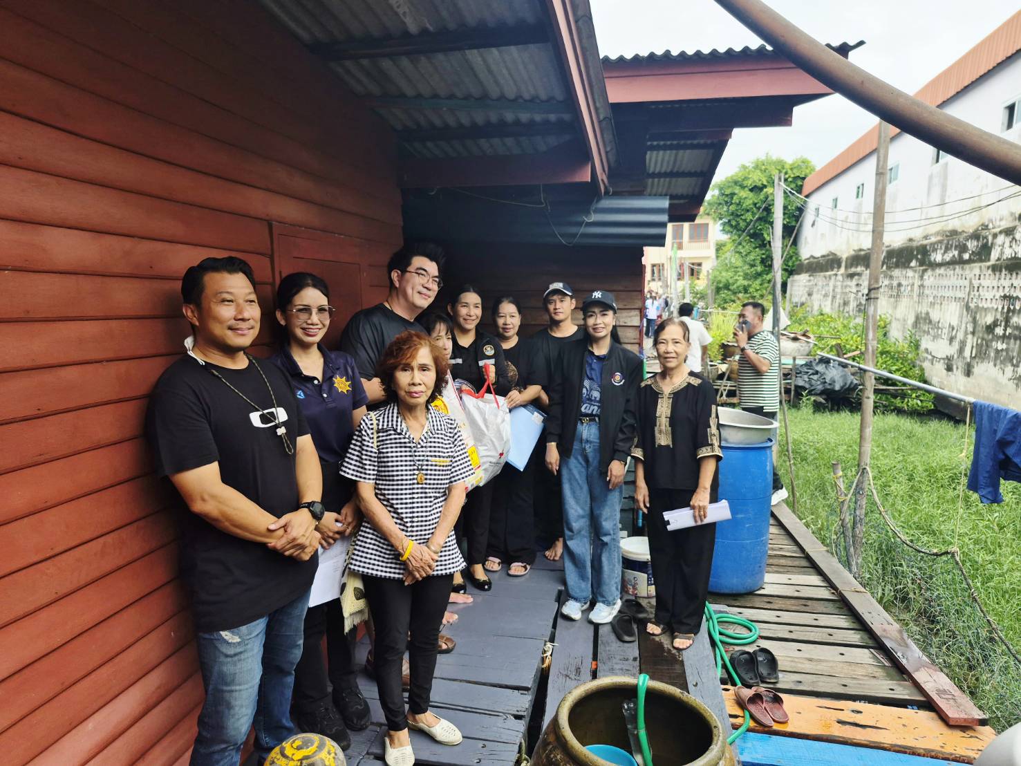 พช.อำเภอเมืองสมุทรสาคร ลงพื้นที่เยี่ยมเยียนและมอบถุงยังชีพให้ครัวเรือนที่ได้รับความเดือดร้อนในด้านที่อยู่อาศัย